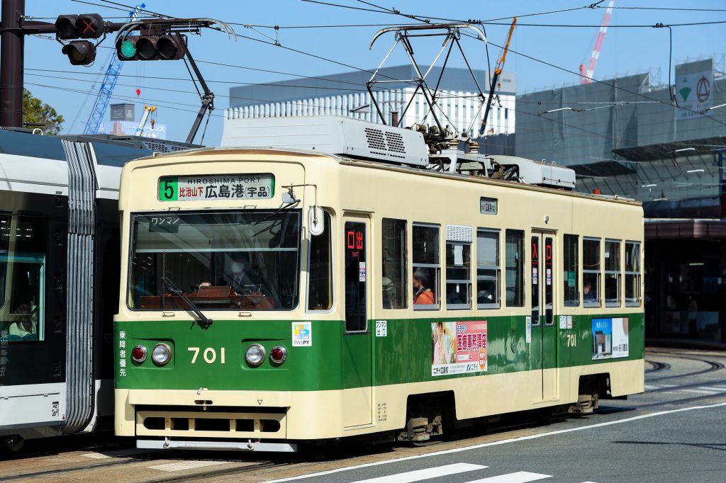 広島電鉄700形 701号車 5号系統広島港行き 猿猴橋町付近にて 2021年03月撮影。