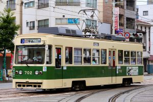 広島電鉄700形 702号車 3号系統宇品二丁目行き 広電本社前付近にて 2015年07月撮影。