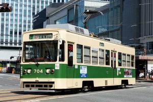 広島電鉄700形 704号車 5号系統広島港行き 猿猴橋町付近にて 2025年4月撮影。