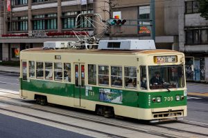広島電鉄700形 705号車 6号系統江波行き 胡町付近にて 2014年3月撮影。
