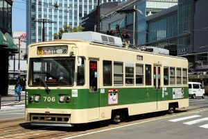 広島電鉄700形 706号車 6号系統江波行き 猿猴橋町付近にて 2025年4月撮影。