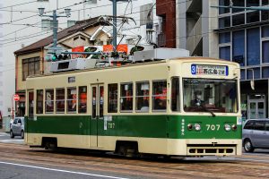 広島電鉄700形 707号車 3号系統西広島行き 土橋付近にて 2014年3月撮影。