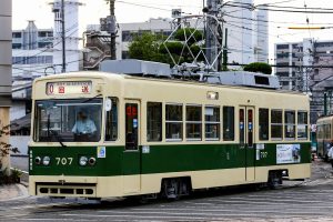 広島電鉄700形 707号車 回送 千田車庫付近にて 2015年8月撮影。