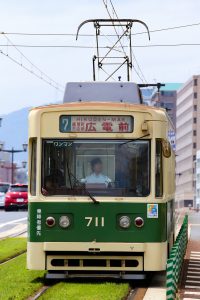 広島電鉄700形 711号車 7号系統広電前行き 原爆ドーム前付近にて 2015年07月撮影。