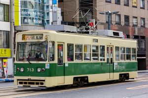 広島電鉄700形 713号車 6号系統広島駅行き 胡町付近にて 2014年03月撮影。
