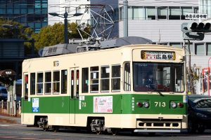 広島電鉄700形 713号車 6号系統広島駅行き 稲荷町付近にて 2021年01月撮影。