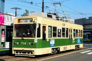広島電鉄700形 714号車 6号系統江波行き 猿猴橋町付近にて 2021年03月撮影。