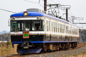 一畑電鉄5000系 5009編成 松江しんじ湖温泉→松江イングリッシュガーデン前にて。(2015年3月撮影) 木質化改造後、スノープラウが外れるまでの姿