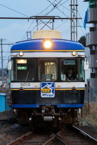 一畑電鉄5000系 5010編成 5010号車 松江イングリッシュガーデン前駅にて。(2025年1月撮影) 前面縦