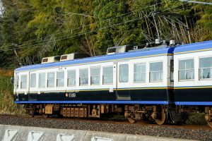 一畑電鉄5000系 5010編成 5010号車(2025年1月撮影) 側面ナナメ構図 ←一畑口｜松江温泉･出雲大社前→