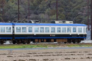 一畑電鉄5000系 5010編成 5010号車(2025年1月撮影) 側面ナナメ構図 ←松江温泉･出雲大社前｜一畑口→