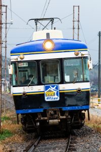 一畑電鉄5000系 5010編成 5110号車 湖遊館新駅付近にて。(2025年1月撮影) 前面縦