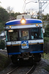 一畑電鉄5000系 5010編成 5110号車 松江イングリッシュガーデン前駅付近にて。(2025年1月撮影) 前面縦