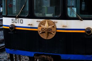 一畑電鉄5000系 5010編成 5010号車 雲州平田駅にて。(2025年1月撮影) エンブレム