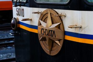 一畑電鉄5000系 5010編成 5010号車 雲州平田駅にて。(2025年1月撮影) エンブレム