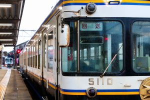 一畑電鉄5000系 5010編成 5110号車 雲州平田駅にて。(2025年1月撮影) 前面方向幕とミラー周り