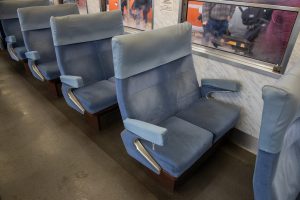 一畑電鉄5000系 5010編成 雲州平田駅にて。(2025年1月撮影) 2列側クロスシート