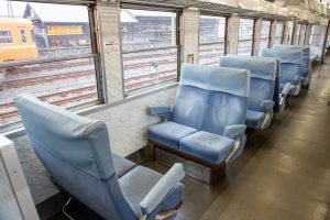 一畑電鉄5000系 5010編成 雲州平田駅にて。(2025年1月撮影) 2列側クロスシート