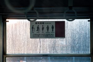 一畑電鉄5000系 5010編成 雲州平田駅にて。(2025年1月撮影) 優先座席ステッカー（内側から）