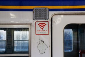 一畑電鉄5000系 5010編成 雲州平田車庫にて。(2025年1月撮影) 側面客用扉スピーカーとWiFiステッカー