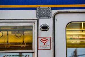 一畑電鉄5000系 5010編成 雲州平田車庫にて。(2025年1月撮影) 側面客用扉スピーカーとWiFiステッカー