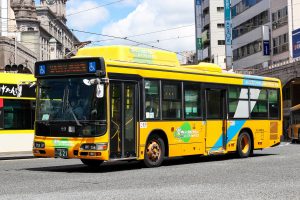 鹿児島市交通局 日野ブルーリボンシティハイブリッド (ACG-HU8JMFP･鹿児島200 か 621)の公式側側面。2020年8月撮影。