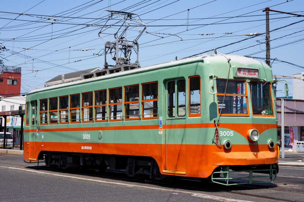 岡山電気軌道3005号車。東山電停にて2018年5月撮影。