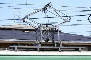 岡山電気軌道3005号車の屋根上に設置された石津式パンタグラフ。東山電停にて2018年5月撮影。