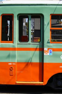 岡山電気軌道3005号車の側面ドア。東山電停にて2018年5月撮影。