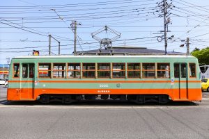 岡山電気軌道3005号車の南側側面。東山電停にて2018年5月撮影。