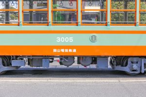 岡山電気軌道3005号車の南側床下機器。東山電停にて2018年5月撮影。