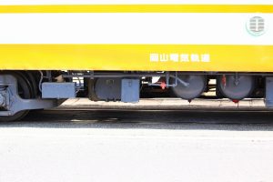 岡山電気軌道3005号車の南側床下機器アップ1。東山電停にて2018年5月撮影。