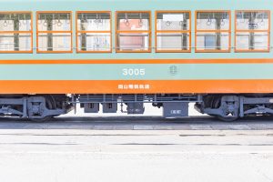 岡山電気軌道3005号車の北側床下機器。東山電停にて2018年5月撮影。