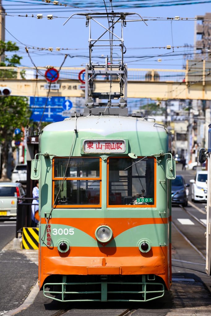 岡山電気軌道3005号車の東側前面を正面から。東山電停にて2018年5月撮影。