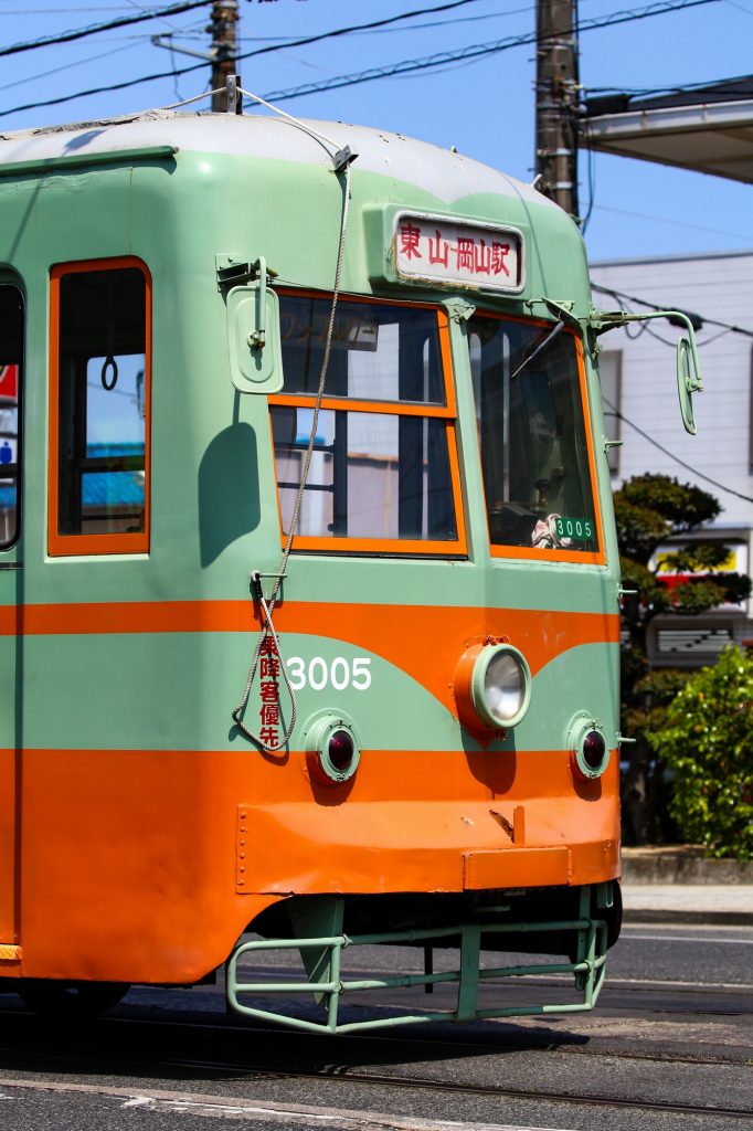 岡山電気軌道3005号車の東側前面ナナメ。東山電停にて2018年5月撮影。