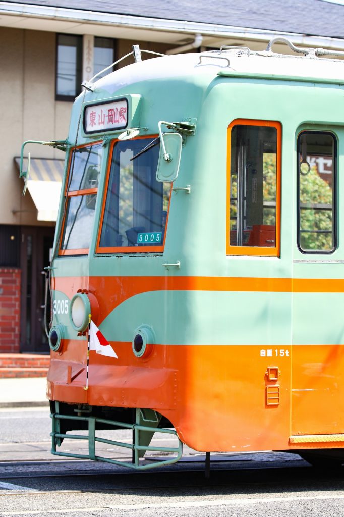 岡山電気軌道3005号車の西側前面ナナメ。東山電停にて2018年5月撮影。