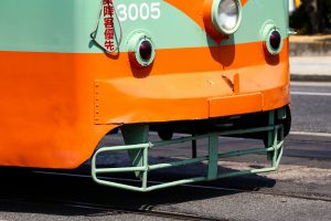 岡山電気軌道3005号車の東側前面下部アップ。東山電停にて2018年5月撮影。