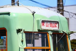 岡山電気軌道3005号車の東側前面幕部分アップ。東山電停にて2018年5月撮影。