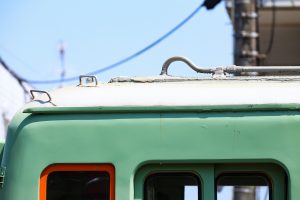 岡山電気軌道3005号車の屋根上配管の取り回し。東山電停にて2018年5月撮影。
