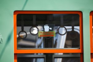 岡山電気軌道3005号車の側面窓ステッカー。東山電停にて2018年5月撮影。