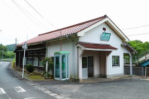 赤瓦屋根の木造駅舎が特徴的なJR美祢線・湯ノ峠駅の駅舎外観（山口県山陽小野田市）