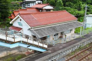 JR美祢線・湯ノ峠駅の駅舎（山口県山陽小野田市）