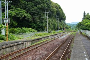 JR美祢線・湯ノ峠駅のホーム（山口県山陽小野田市）