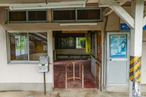 JR美祢線・湯ノ峠駅の駅舎の改札部分（山口県山陽小野田市）