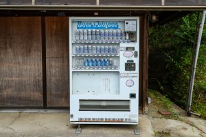 JR美祢線・湯ノ峠駅の簡易委託先の商店にある酒類の自動販売機（山口県山陽小野田市）
