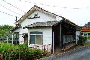 JR美祢線・湯ノ峠駅の駅舎の裏側（山口県山陽小野田市）