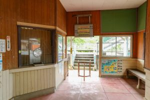 JR美祢線・湯ノ峠駅の駅舎内観（山口県山陽小野田市）