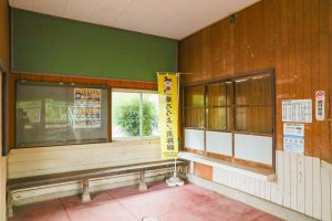 JR美祢線・湯ノ峠駅の駅舎内観（山口県山陽小野田市）
