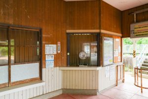 JR美祢線・湯ノ峠駅の駅舎内観（山口県山陽小野田市）