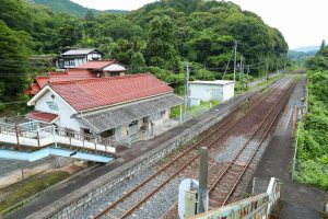 JR美祢線・湯ノ峠駅のホームを跨線橋から（山口県山陽小野田市）